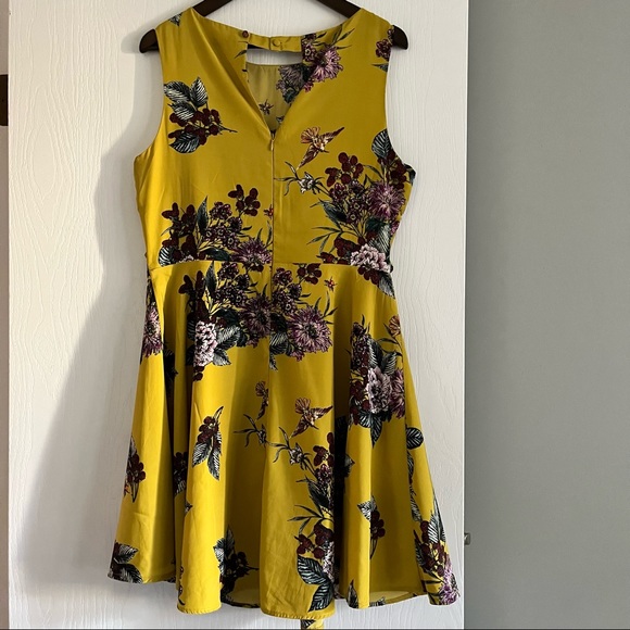 Bright summery dress w/ optional belt. Mid- length with front and back neckline - Picture 2 of 6